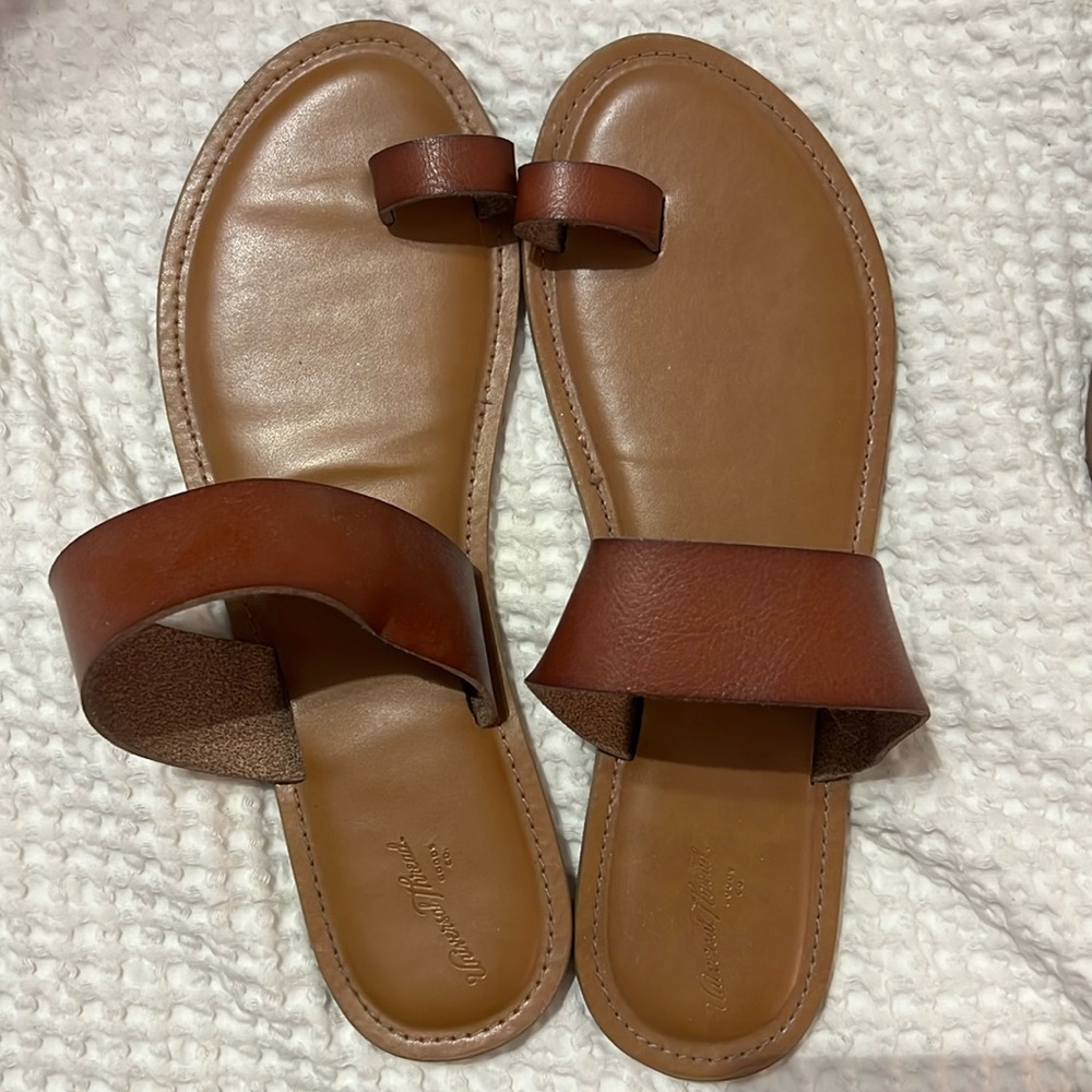 Universal Thread Sandals